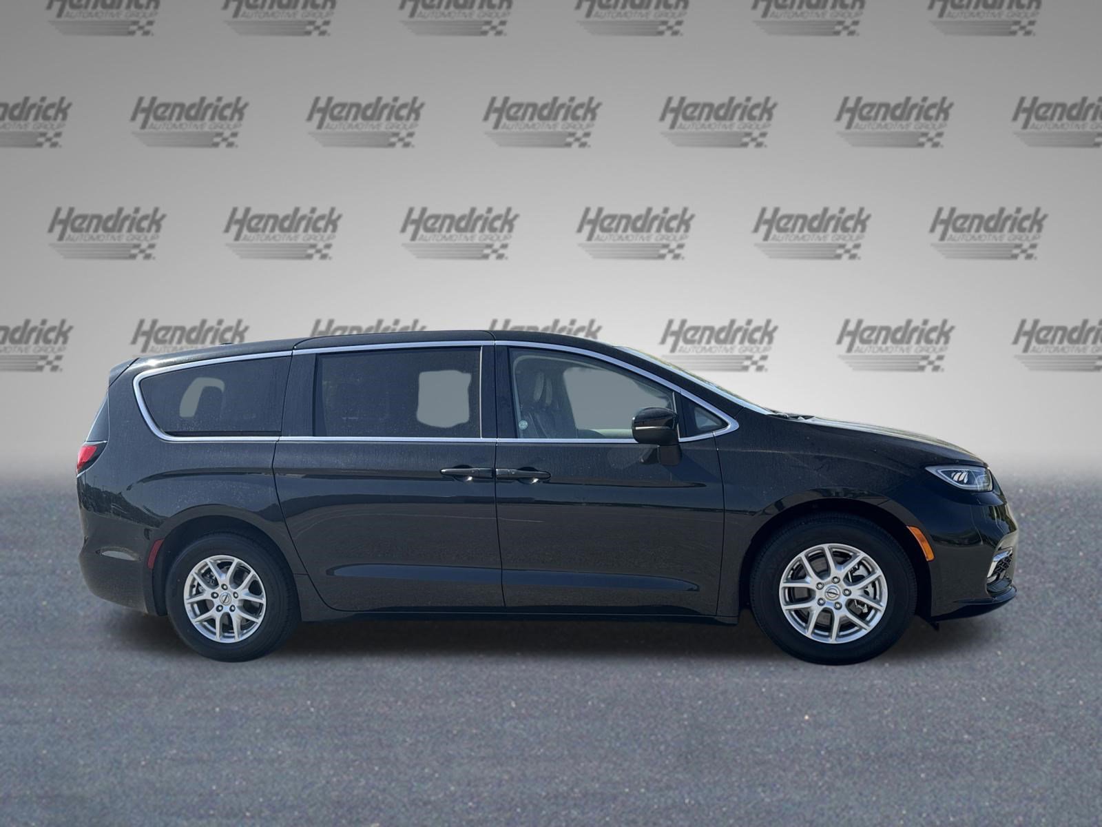 Used 2023 Chrysler Pacifica Touring-L FWD image 10
