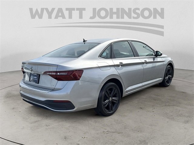 Used 2023 Volkswagen Jetta SE image 5