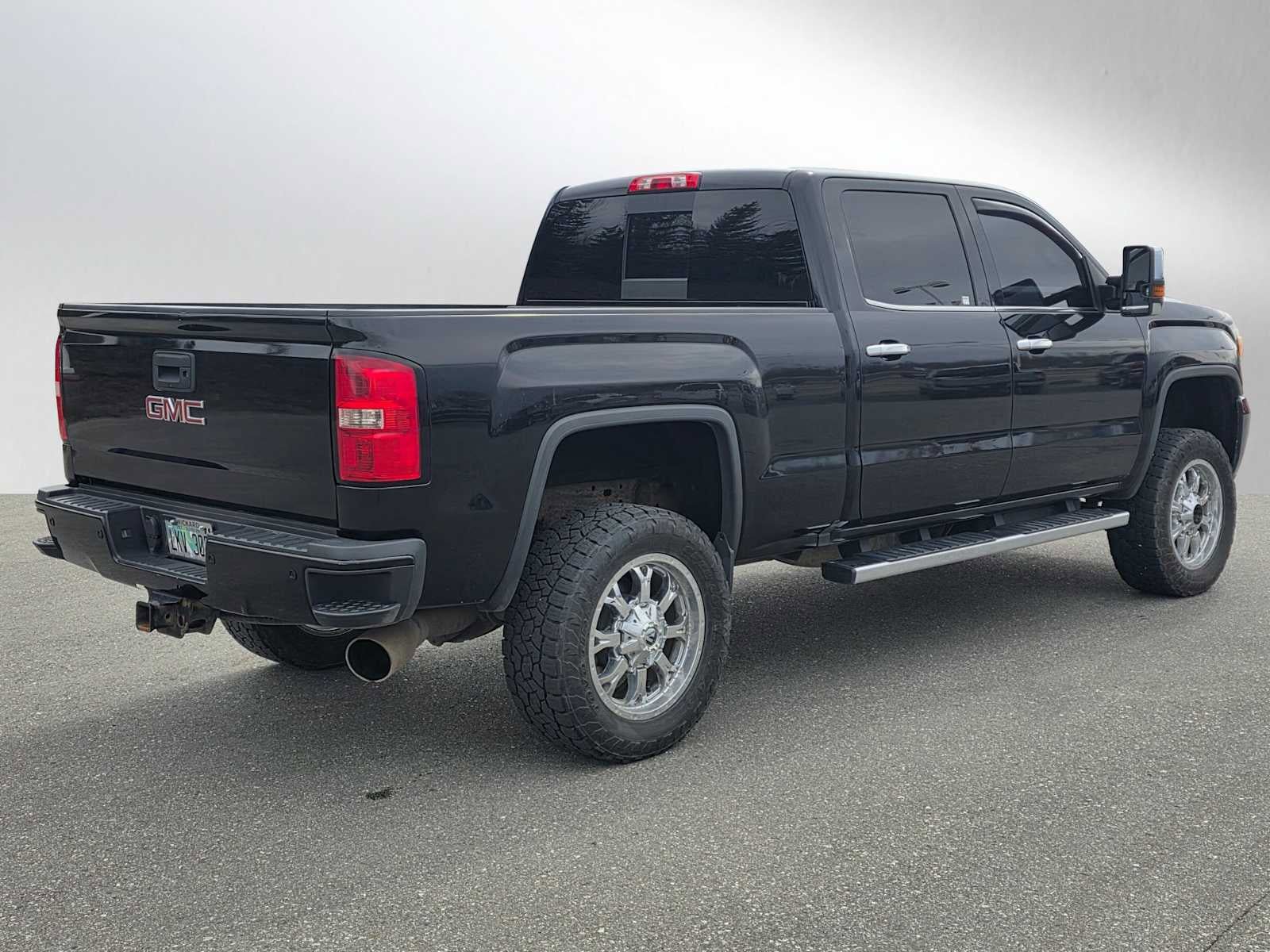 Used 2015 GMC Sierra 2500 Denali w/ Duramax Plus Package AWD/4WD image 3