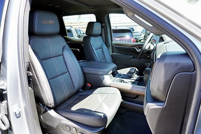 Used 2024 Chevrolet Silverado 1500 High Country w/ High Country Premium Package AWD/4WD image 19