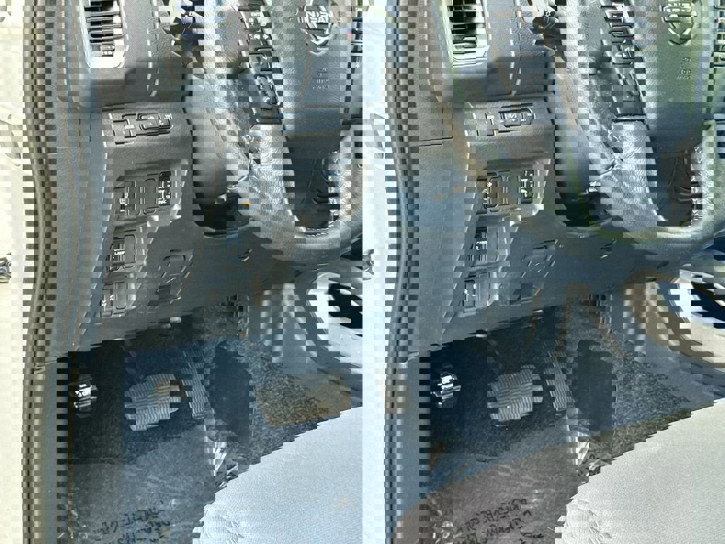 Used 2024 Nissan Frontier SV w/ SV Convenience Package image 17