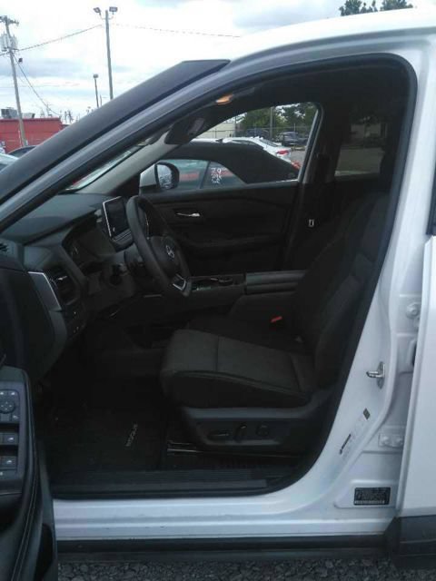 Used 2024 Nissan Rogue SV AWD/4WD image 10