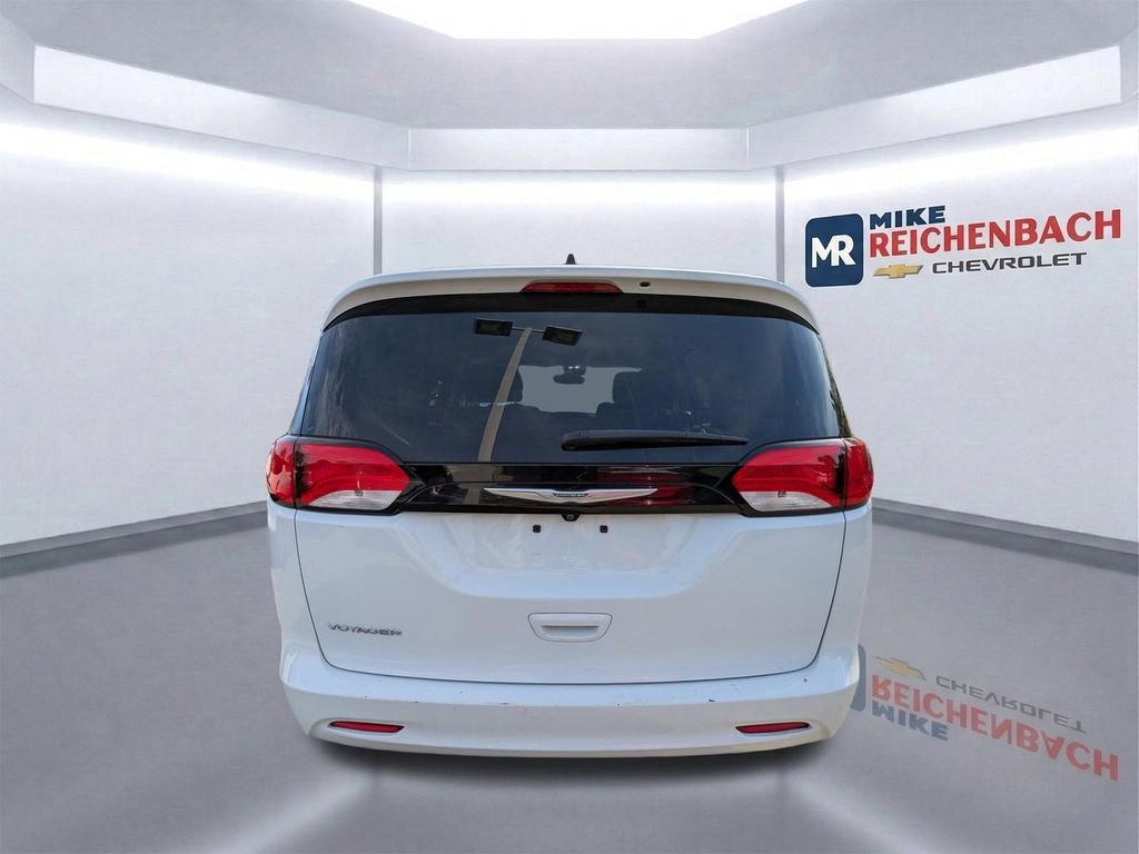 Used 2023 Chrysler Voyager LX image 5