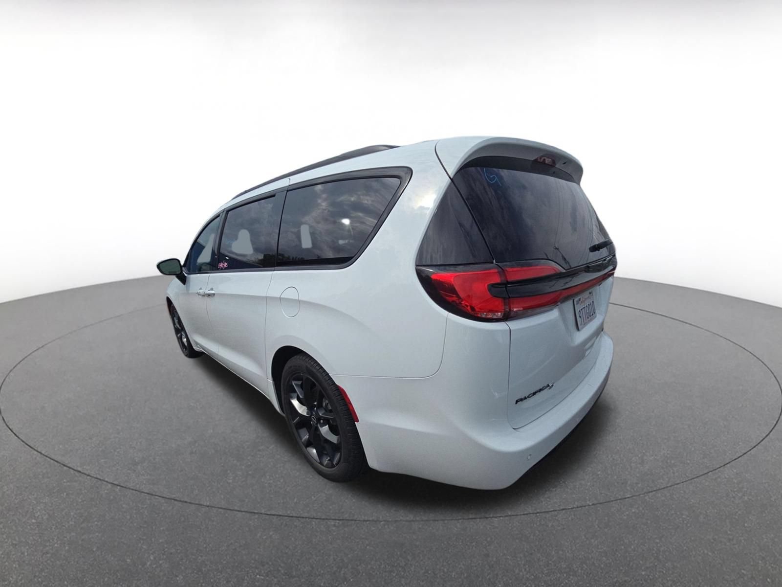Used 2025 Chrysler Pacifica Limited FWD image 3