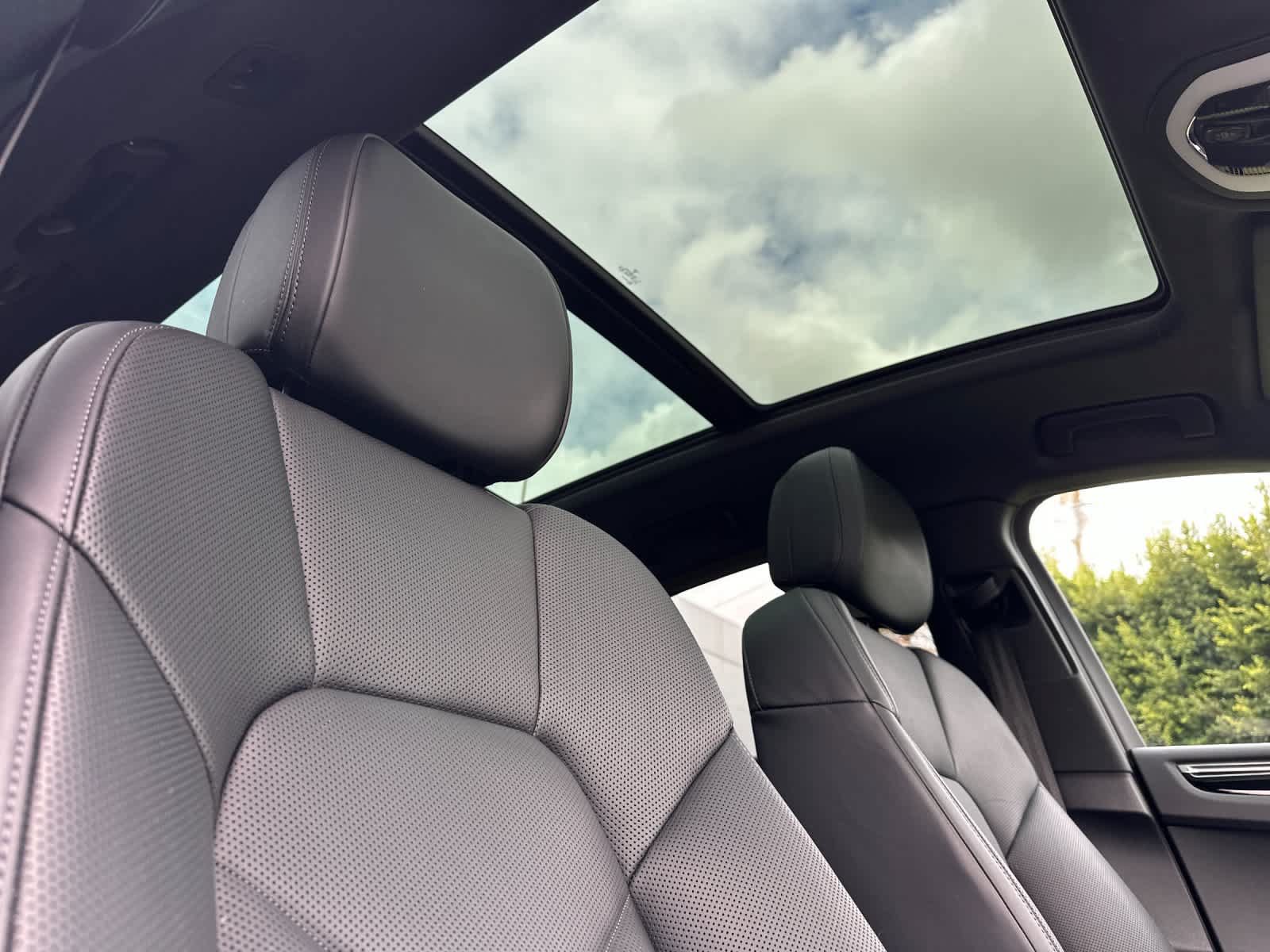 Certified 2025 Porsche Macan AWD/4WD image 18