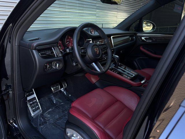 Certified 2025 Porsche Macan GTS image 4