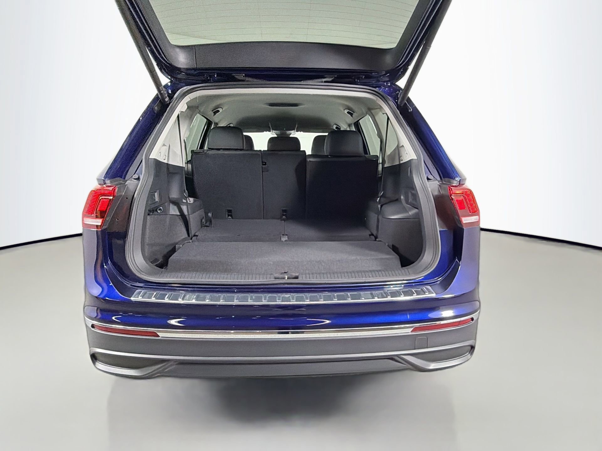 Used 2024 Volkswagen Tiguan Wolfsburg Edition image 28