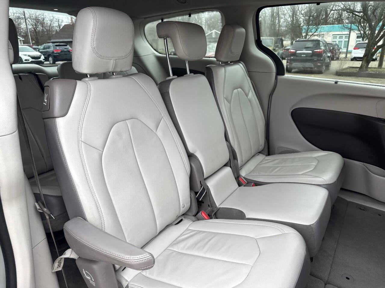 Used 2017 Chrysler Pacifica Touring-L FWD image 32