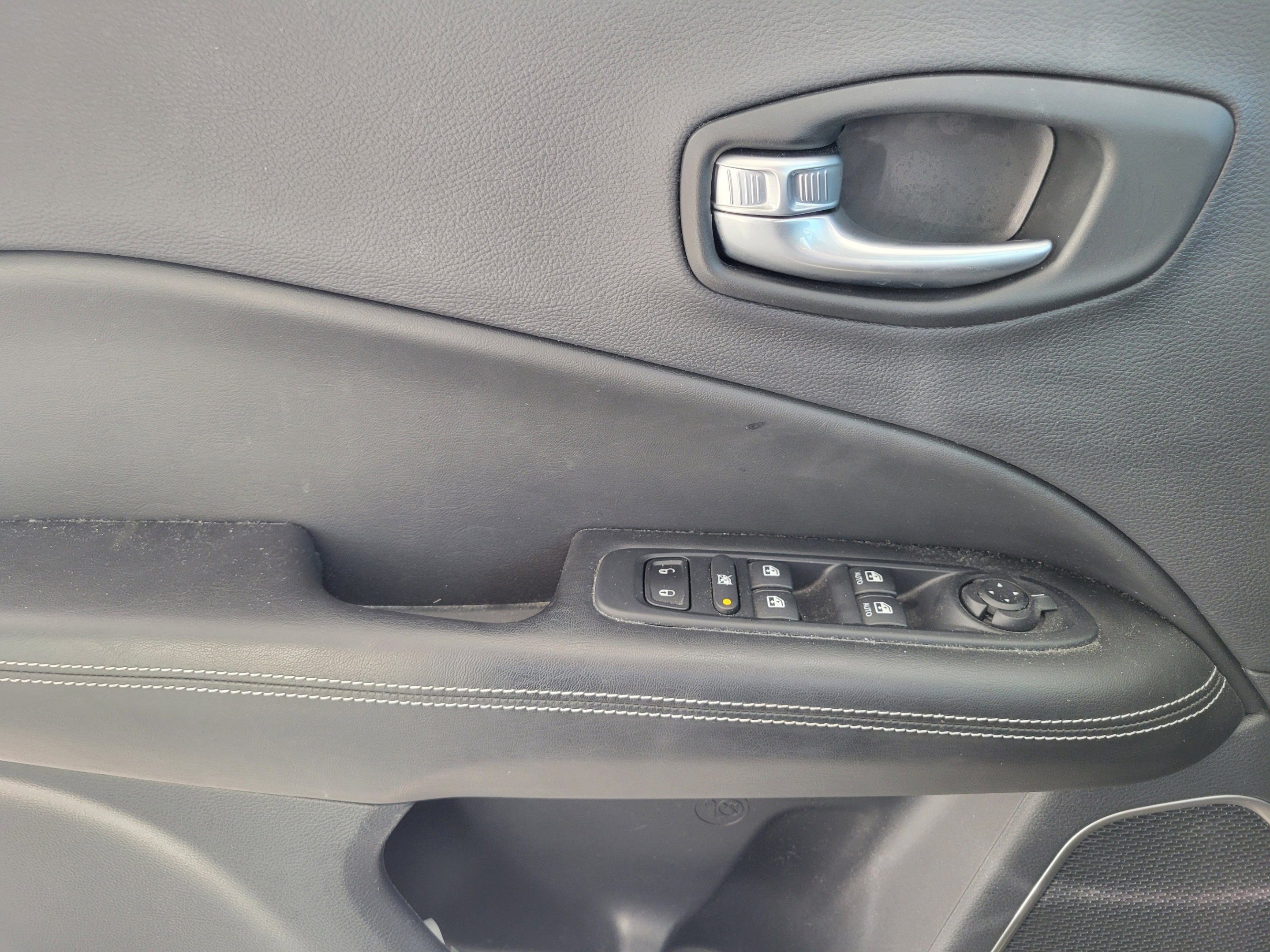 Certified 2021 Jeep Compass Latitude w/ Sun and Sound Group FWD image 12