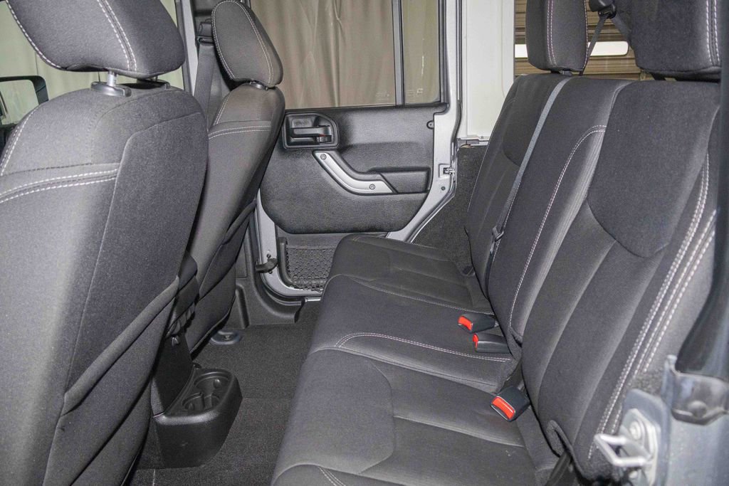 Used 2018 Jeep Wrangler Unlimited Rubicon w/ Cold Weather Group image 12