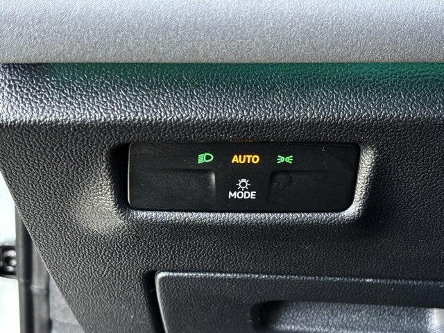 Used 2025 Volkswagen Tiguan SE image 15