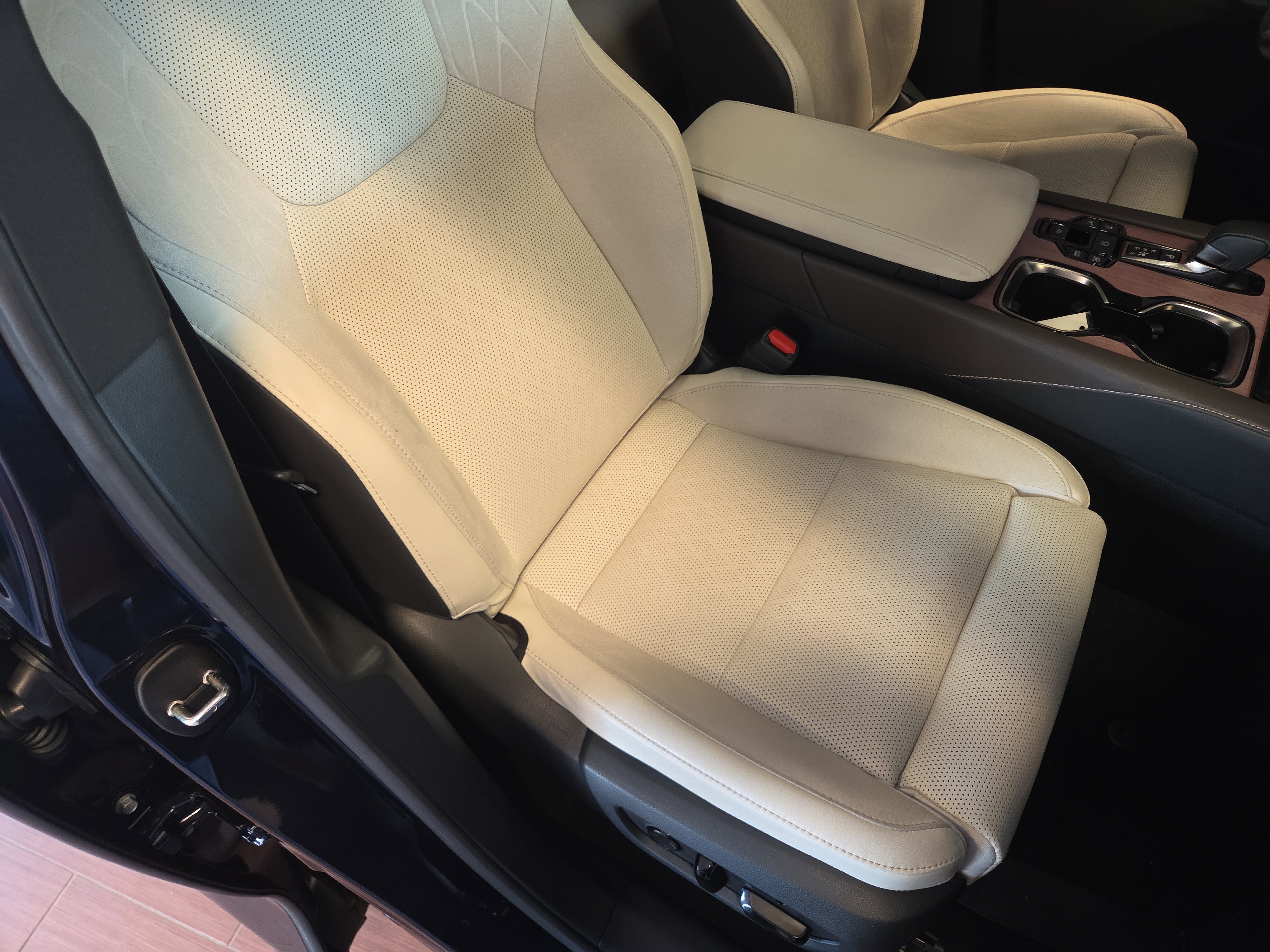 Certified 2025 Lexus RX 450h AWD w/ Convenience Package image 15