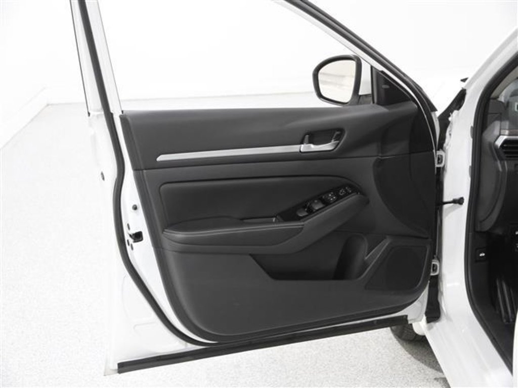 Used 2023 Nissan Altima 2.5 SV image 4