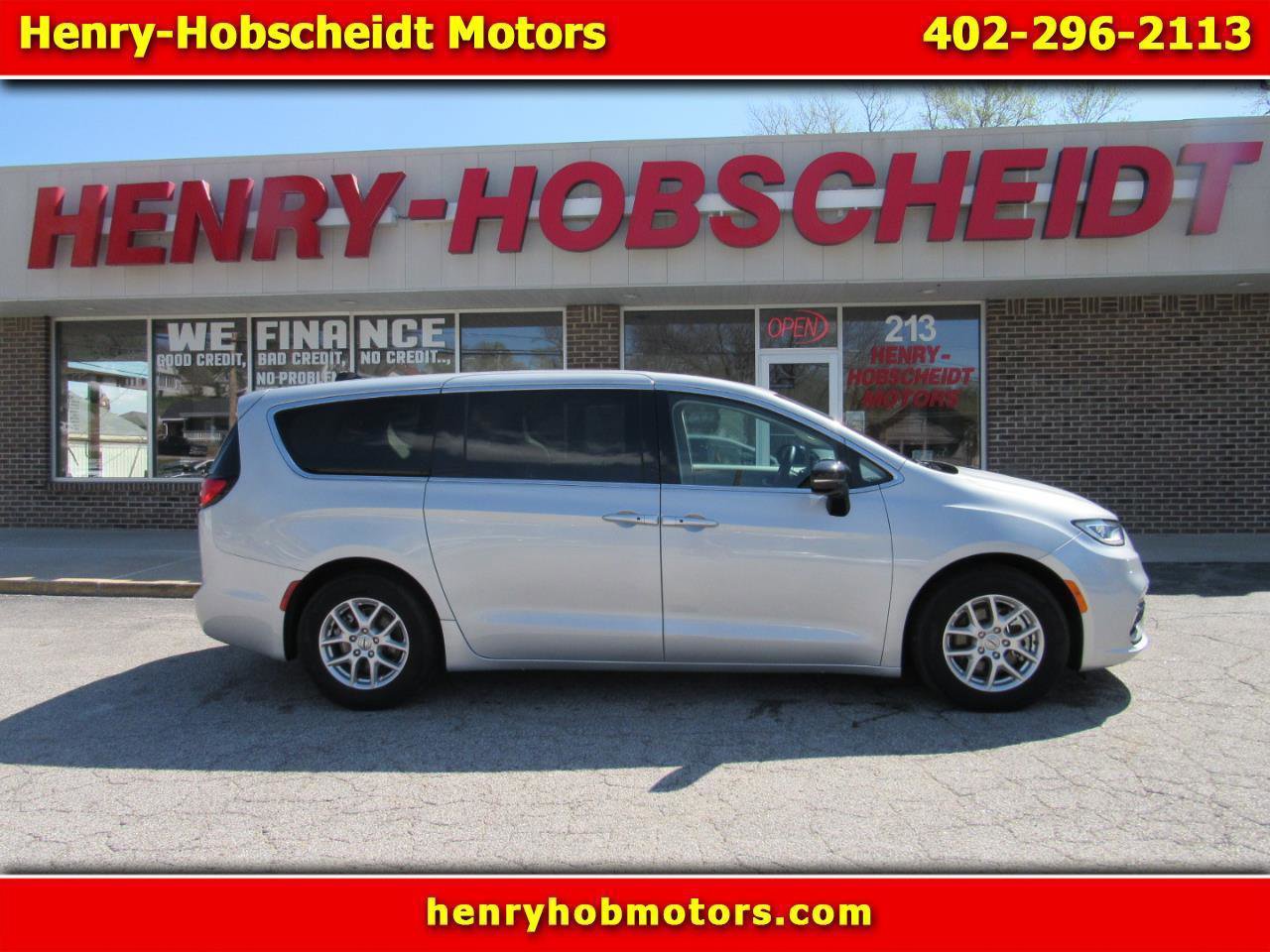 Used 2024 Chrysler Pacifica Touring-L FWD image 1