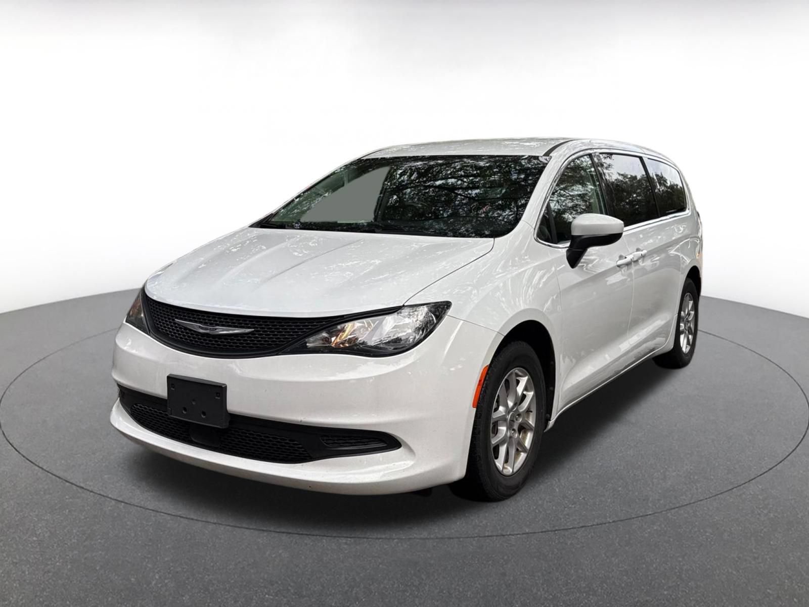 Used 2023 Chrysler Voyager LX FWD image 3