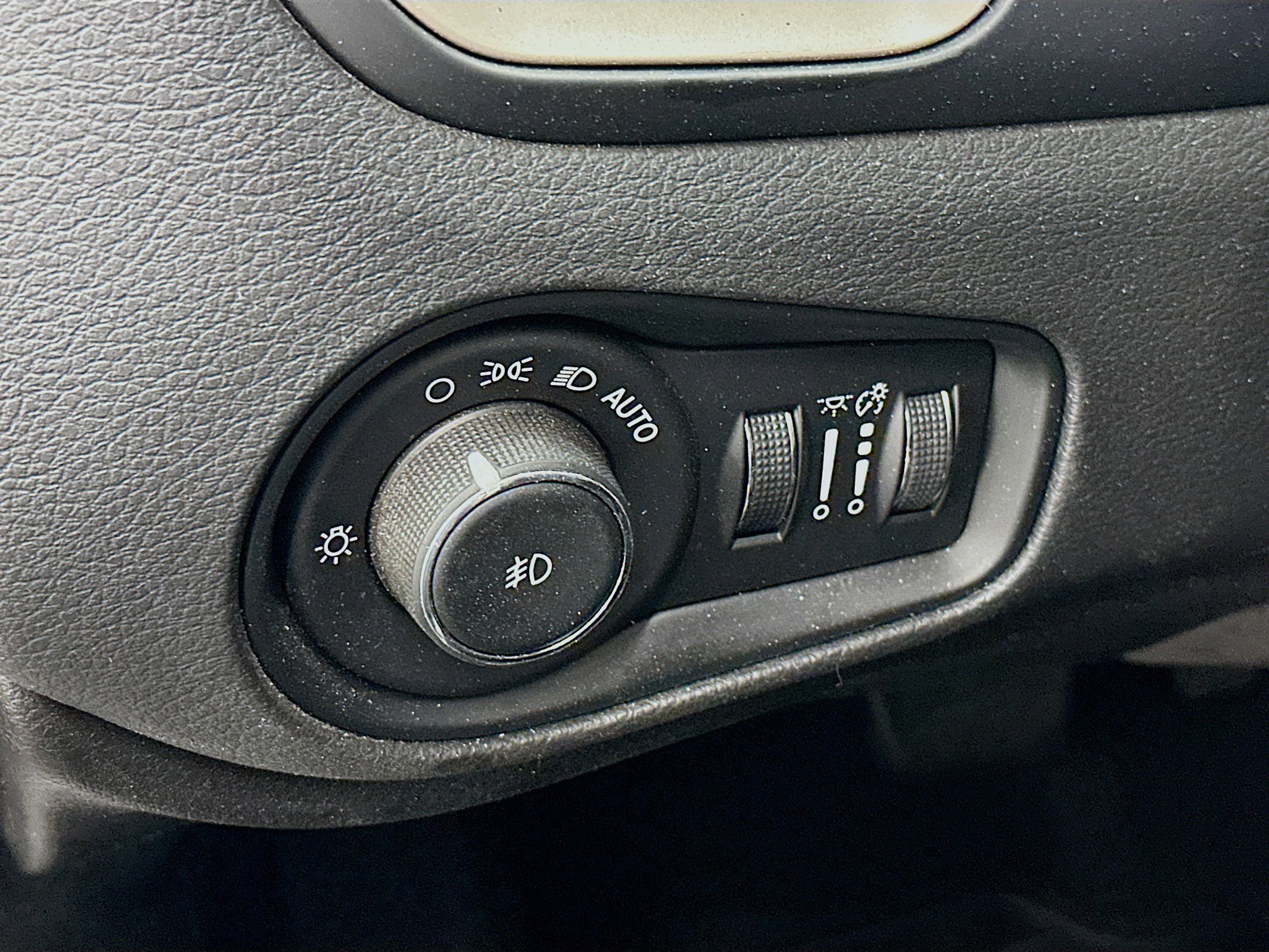 Used 2017 Jeep Renegade Latitude AWD/4WD image 17