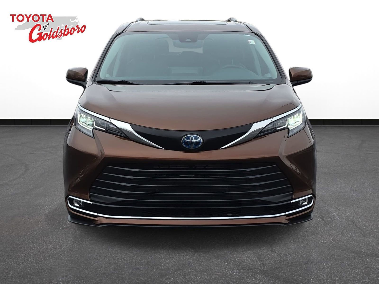 Used 2023 Toyota Sienna XLE image 2
