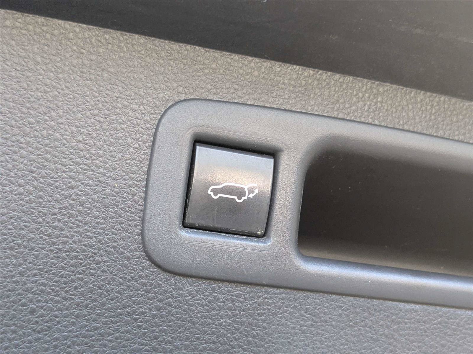 Certified 2020 Toyota Highlander XLE FWD image 10