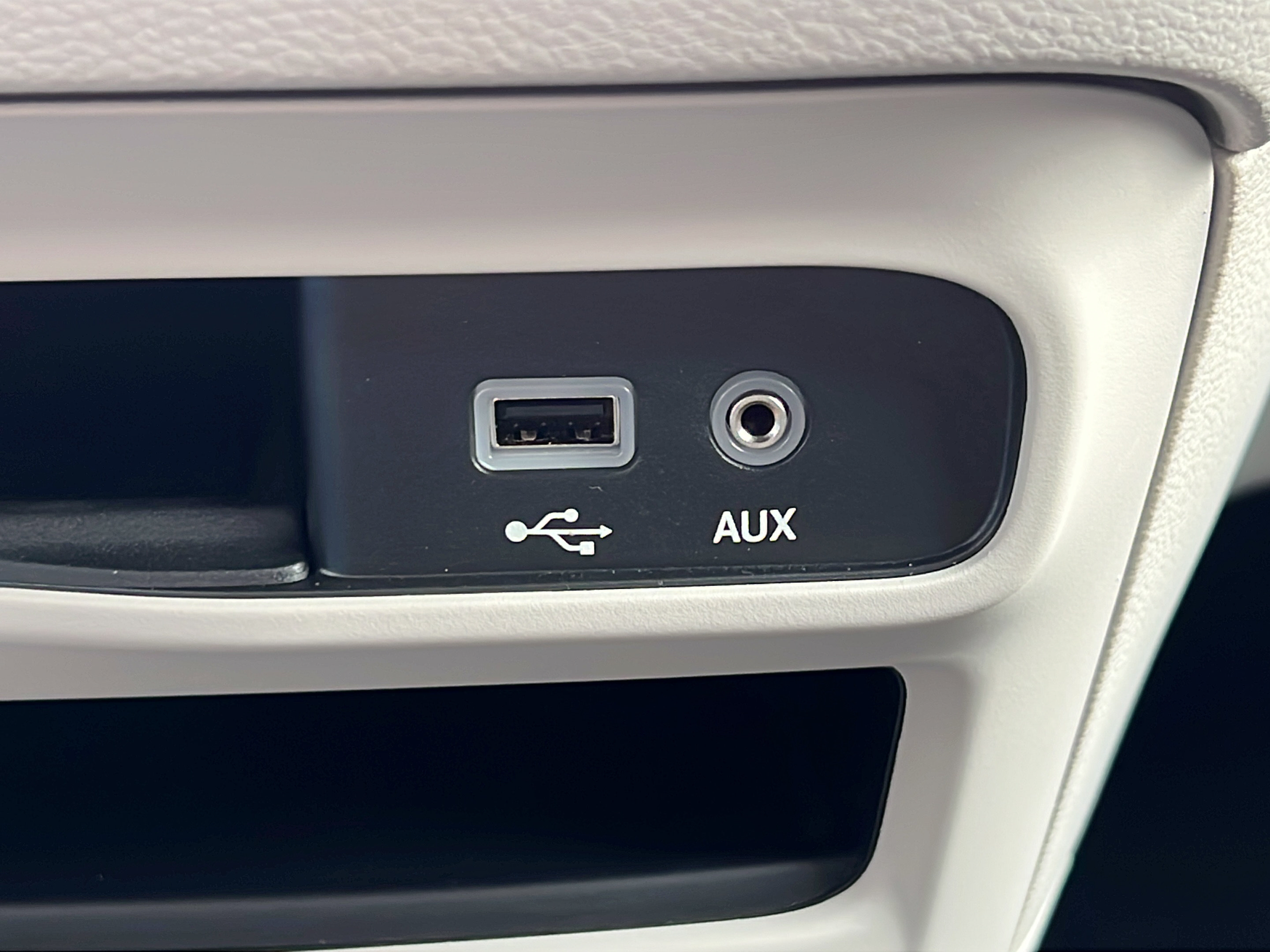 Used 2019 Chrysler Pacifica Touring Plus w/ Advanced Safetytec Group FWD image 17