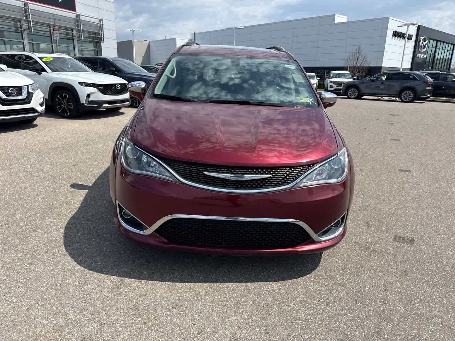 Used 2018 Chrysler Pacifica Limited w/ Tire & Wheel Group FWD image 2