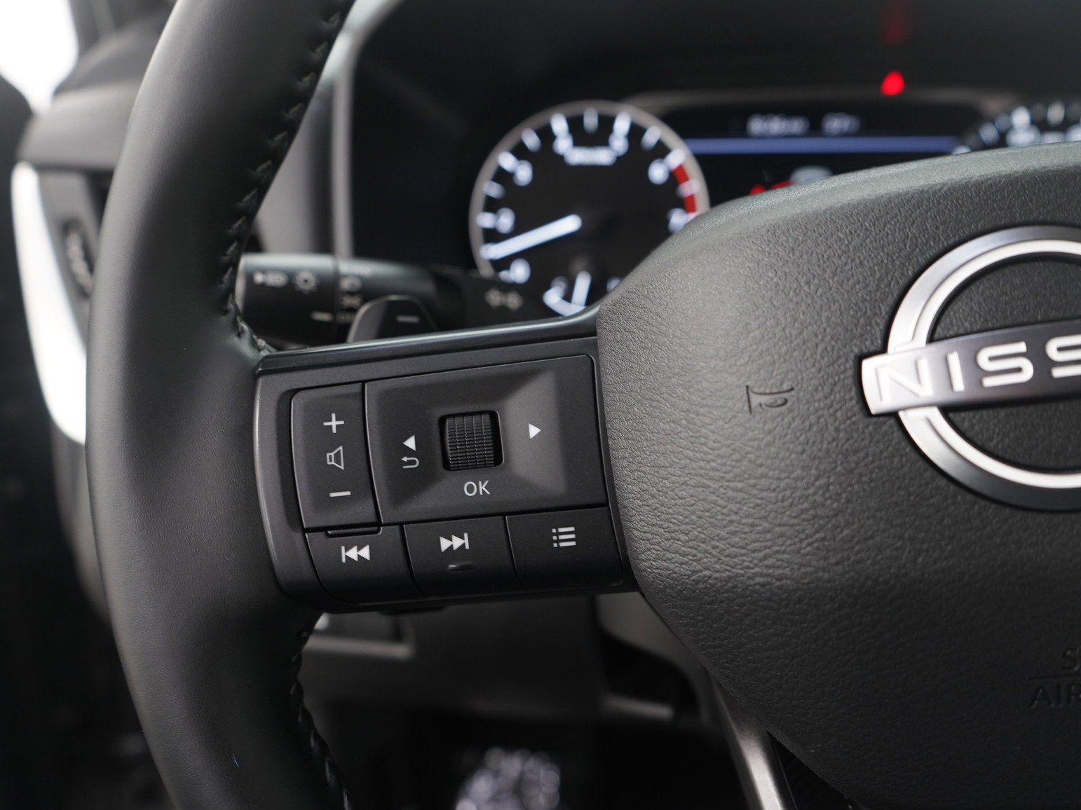 Used 2025 Nissan Rogue SV image 27