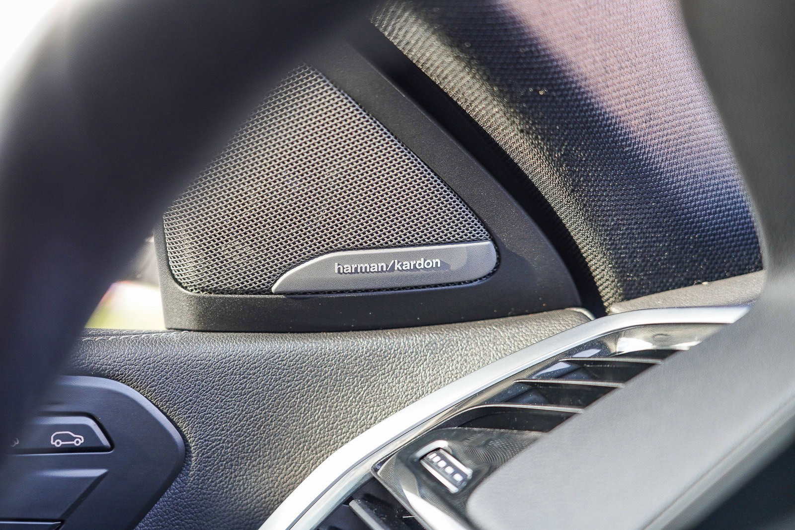 Used 2023 BMW X6 xDrive40i w/ M Sport Package image 28