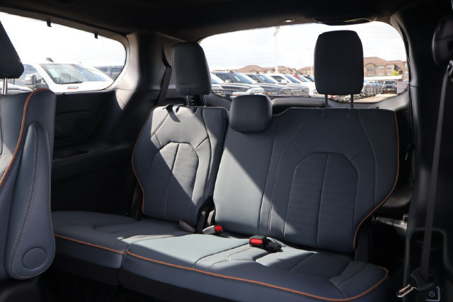 New 2027 Chrysler Pacifica Pinnacle w/ Theater Group FWD image 11