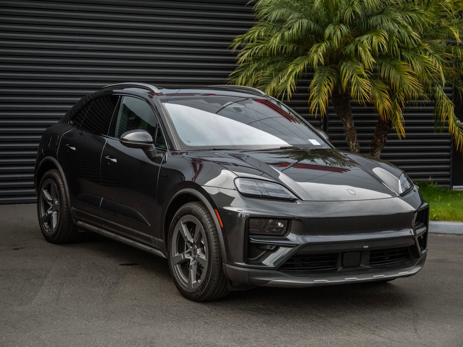 Certified 2025 Porsche Macan Turbo Electric AWD/4WD image 6