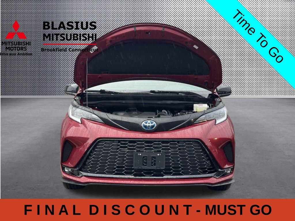 Used 2025 Toyota Sienna XSE w/ XSE Plus Package FWD image 34