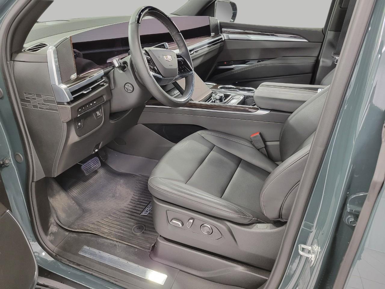 Used 2025 Cadillac Escalade Luxury w/ LPO, Floor Liner Package AWD/4WD image 10