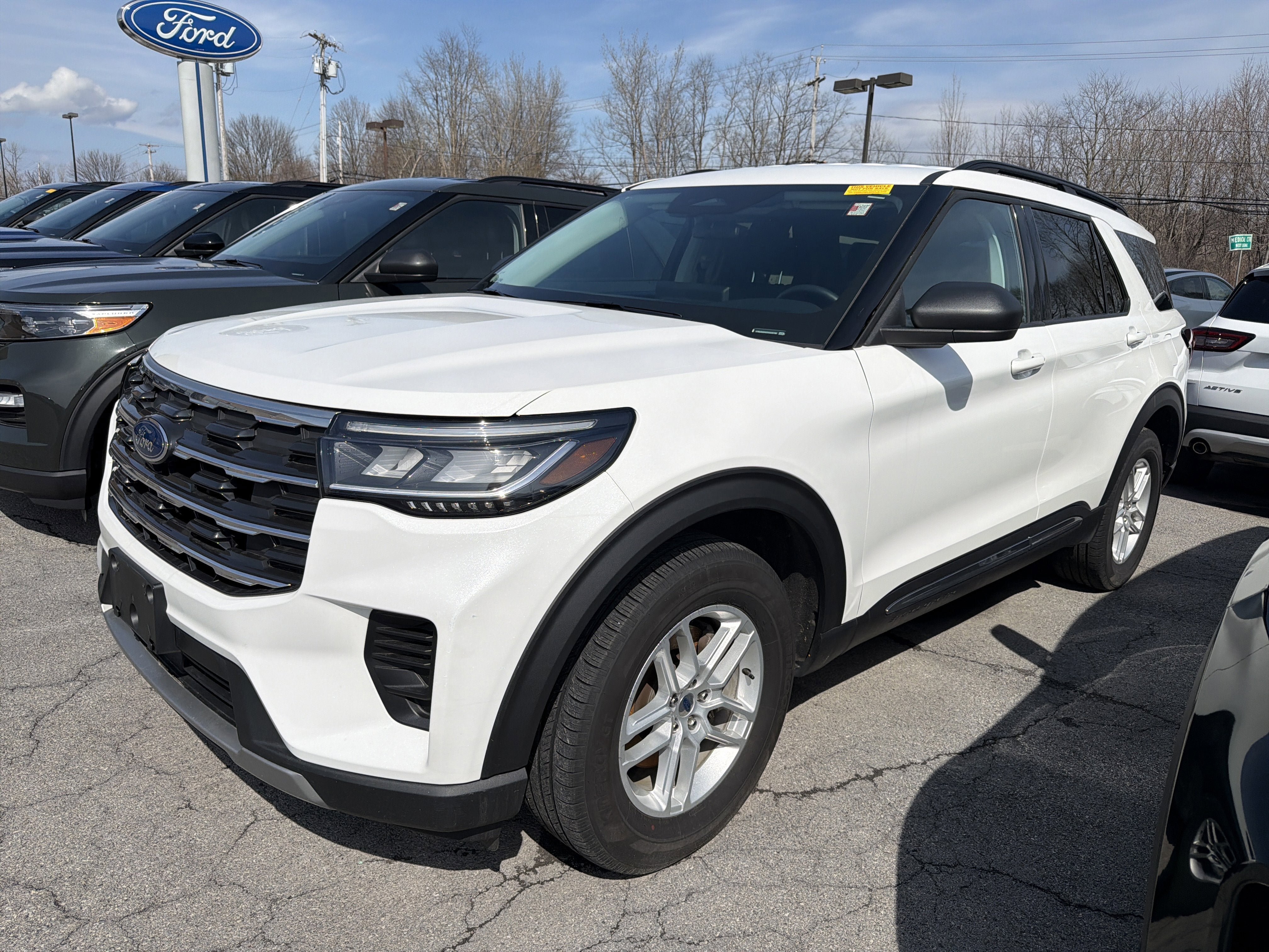 Used 2025 Ford Explorer Active AWD/4WD image 4