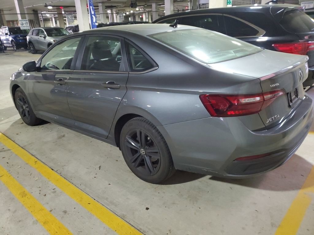 Certified 2023 Volkswagen Jetta SE w/ Panoramic Sunroof Package FWD image 3