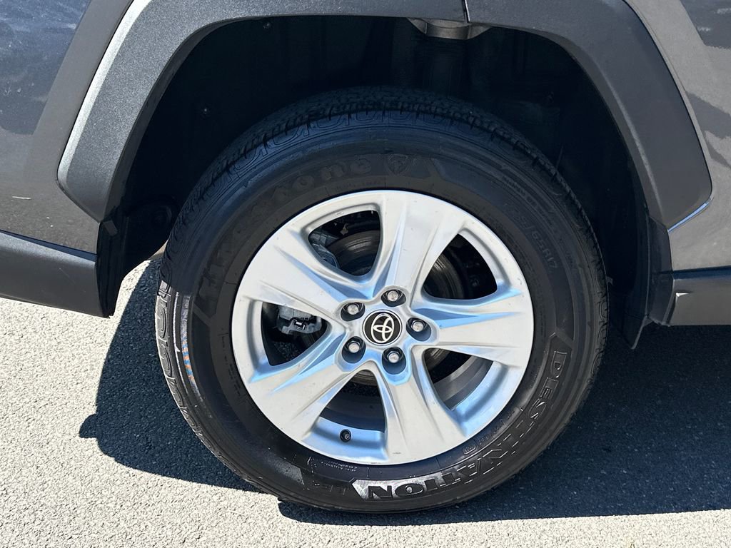Used 2021 Toyota RAV4 XLE w/ Convenience Package image 4