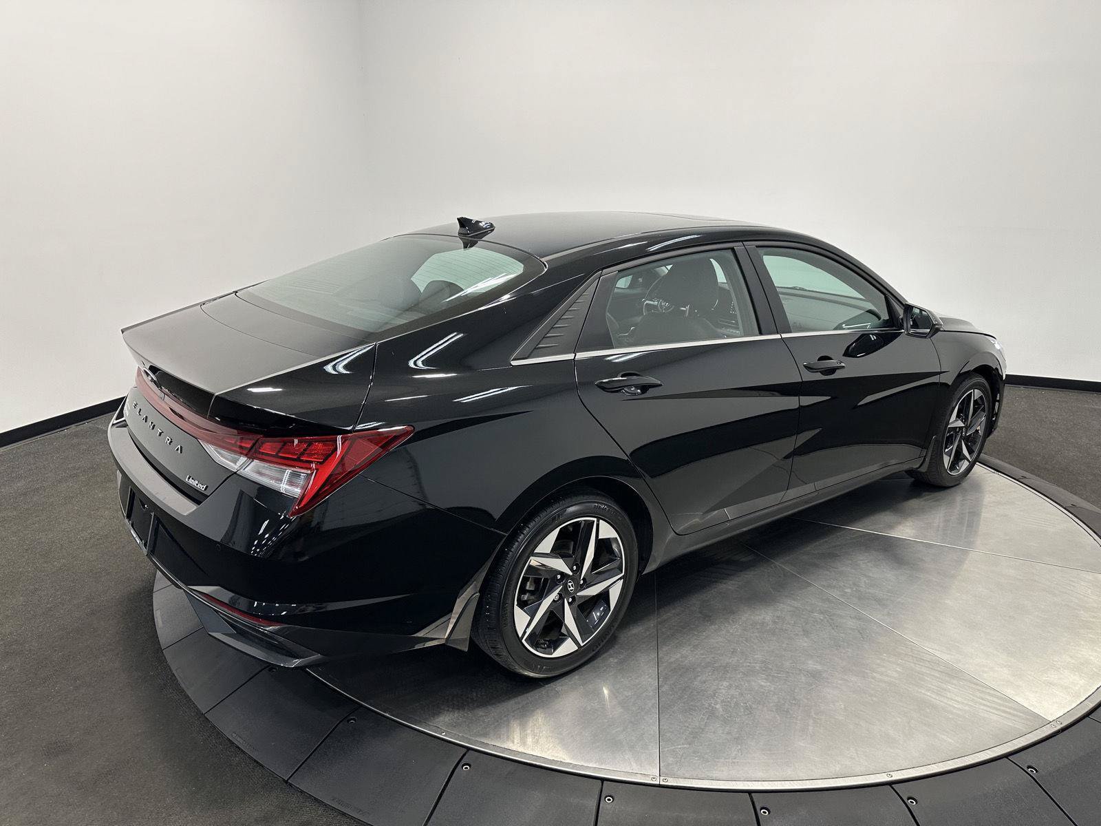 Certified 2023 Hyundai Elantra Limited FWD image 7