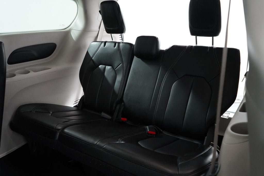 Used 2023 Chrysler Pacifica Touring-L FWD image 19