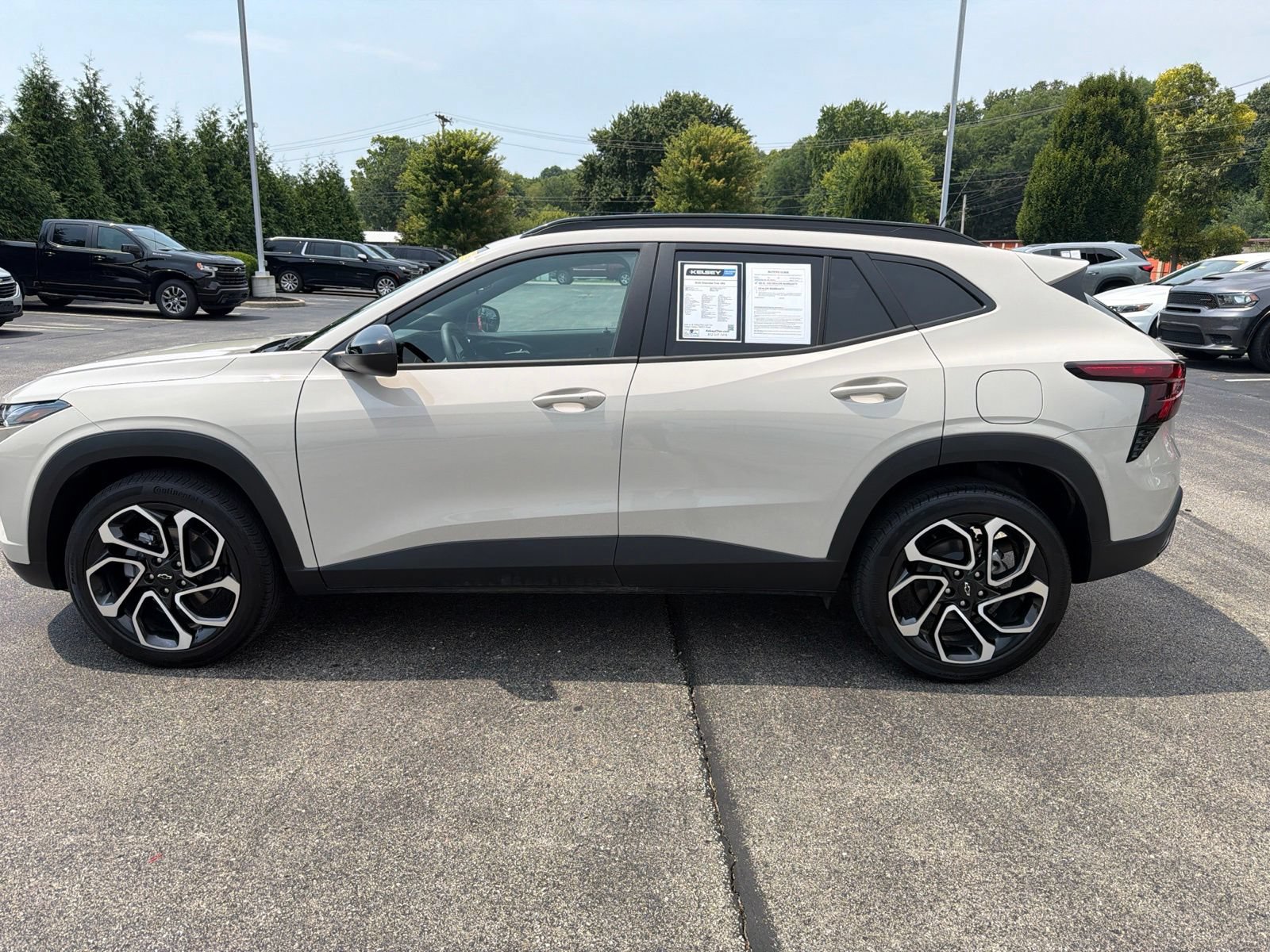 Used 2026 Chevrolet Trax RS w/ Sunroof Package FWD image 2