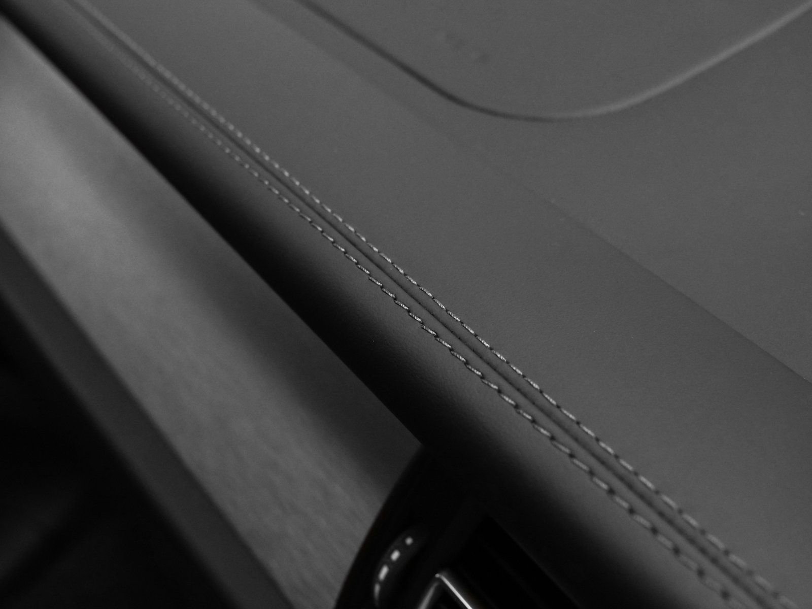 Certified 2025 Porsche Macan image 26