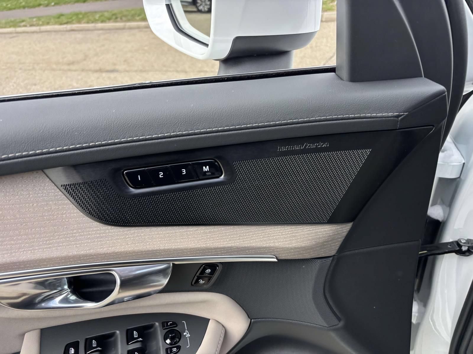 New 2026 Volvo XC90 T8 Plus w/ Protection Package Premier AWD/4WD image 12