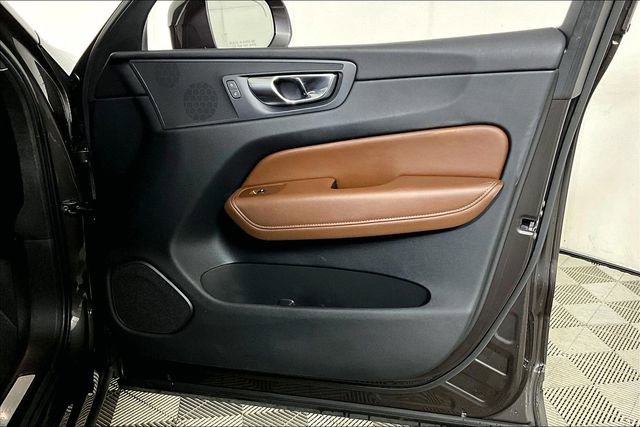 Used 2023 Volvo XC60 B5 Plus image 24