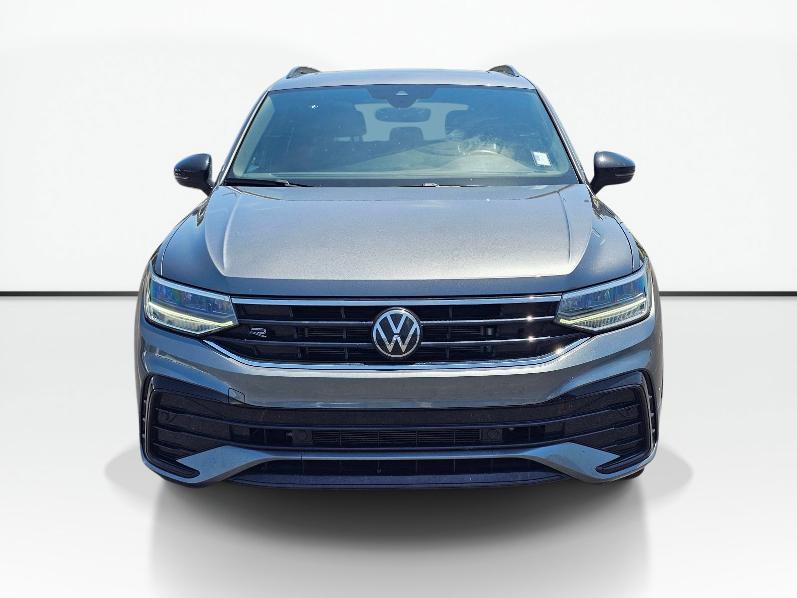 Used 2024 Volkswagen Tiguan SE R-Line AWD/4WD image 2
