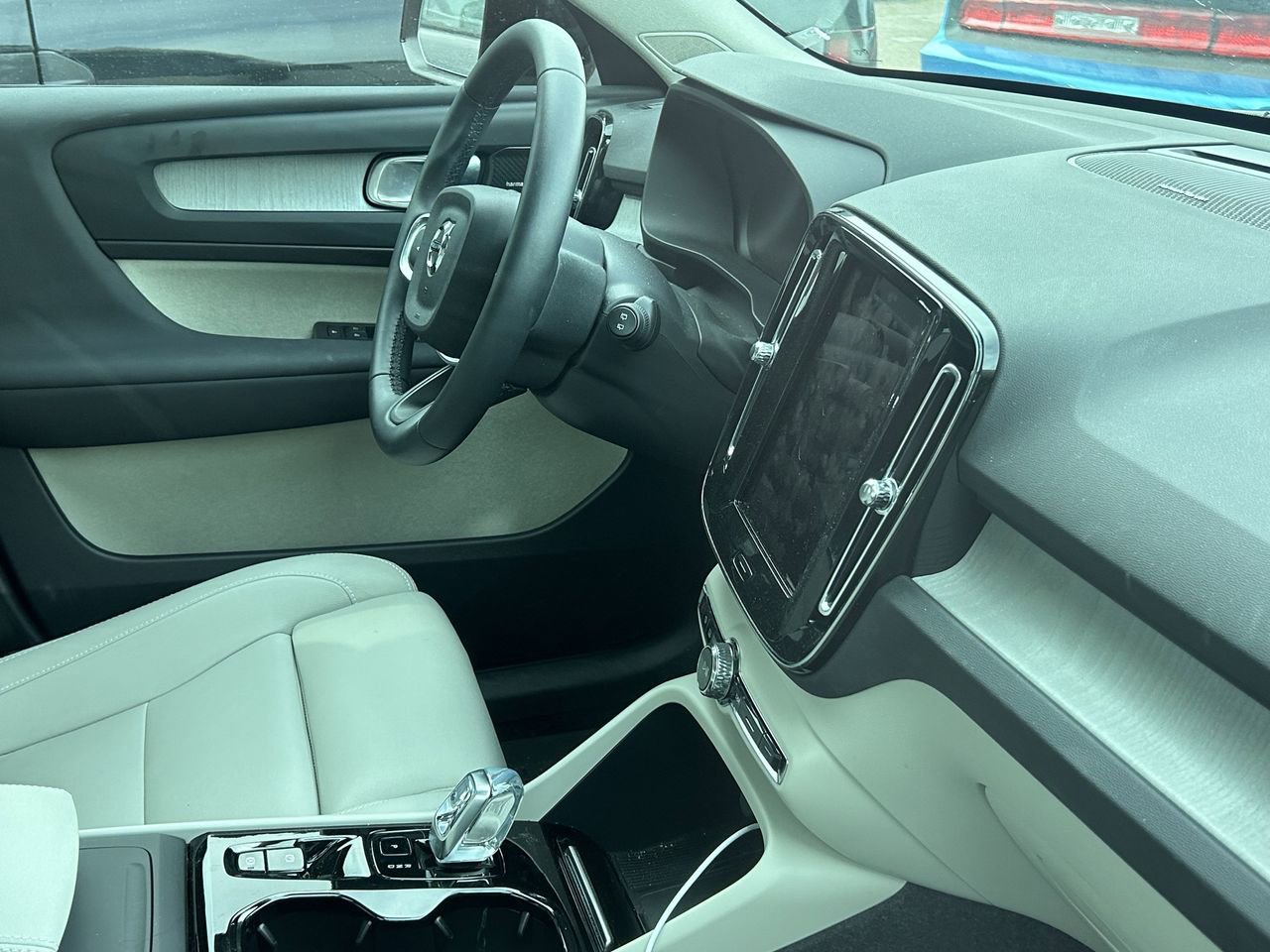 Used 2025 Volvo XC40 B5 Plus w/ Climate Package image 10