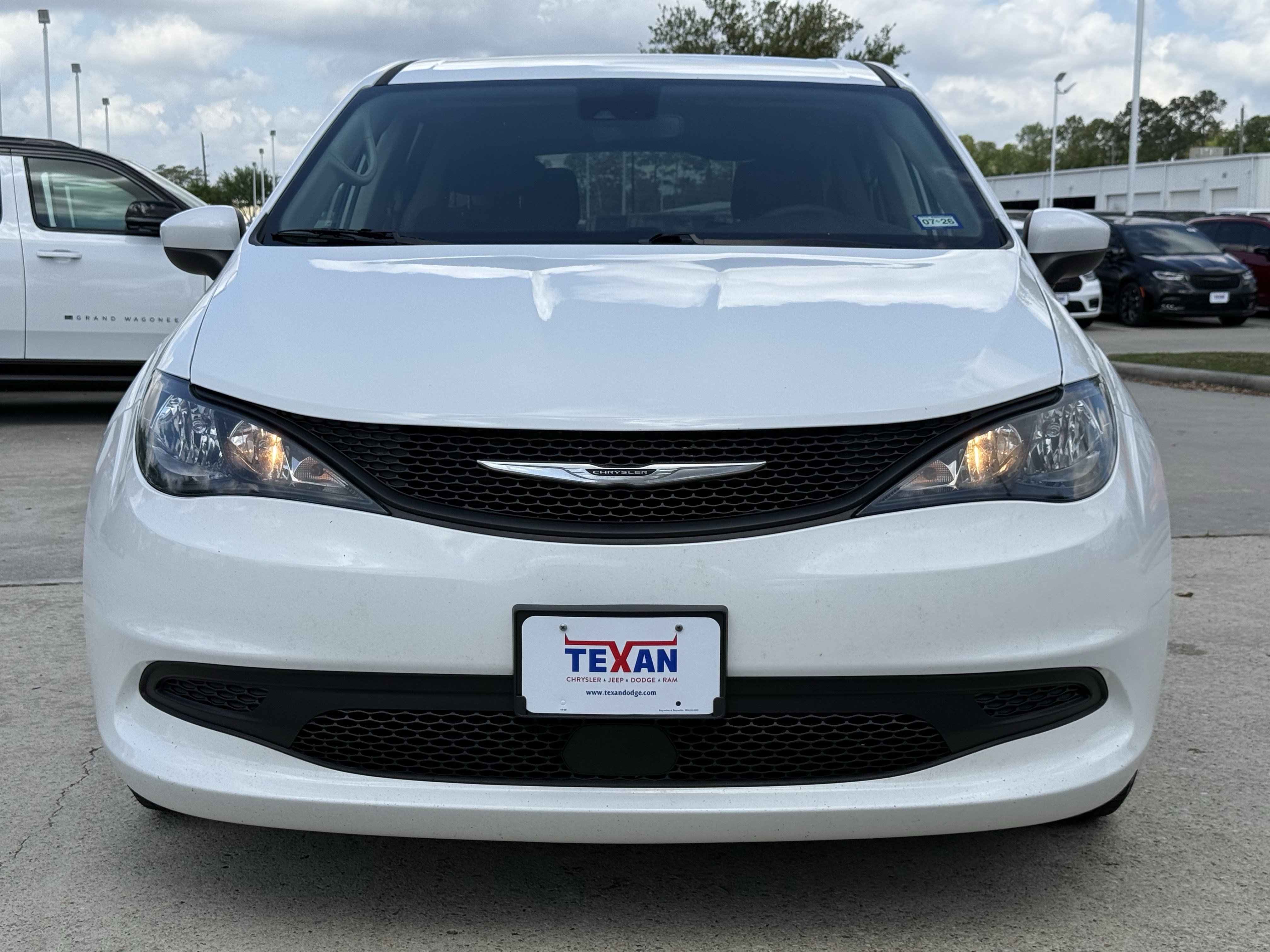 Used 2023 Chrysler Voyager LX FWD image 10