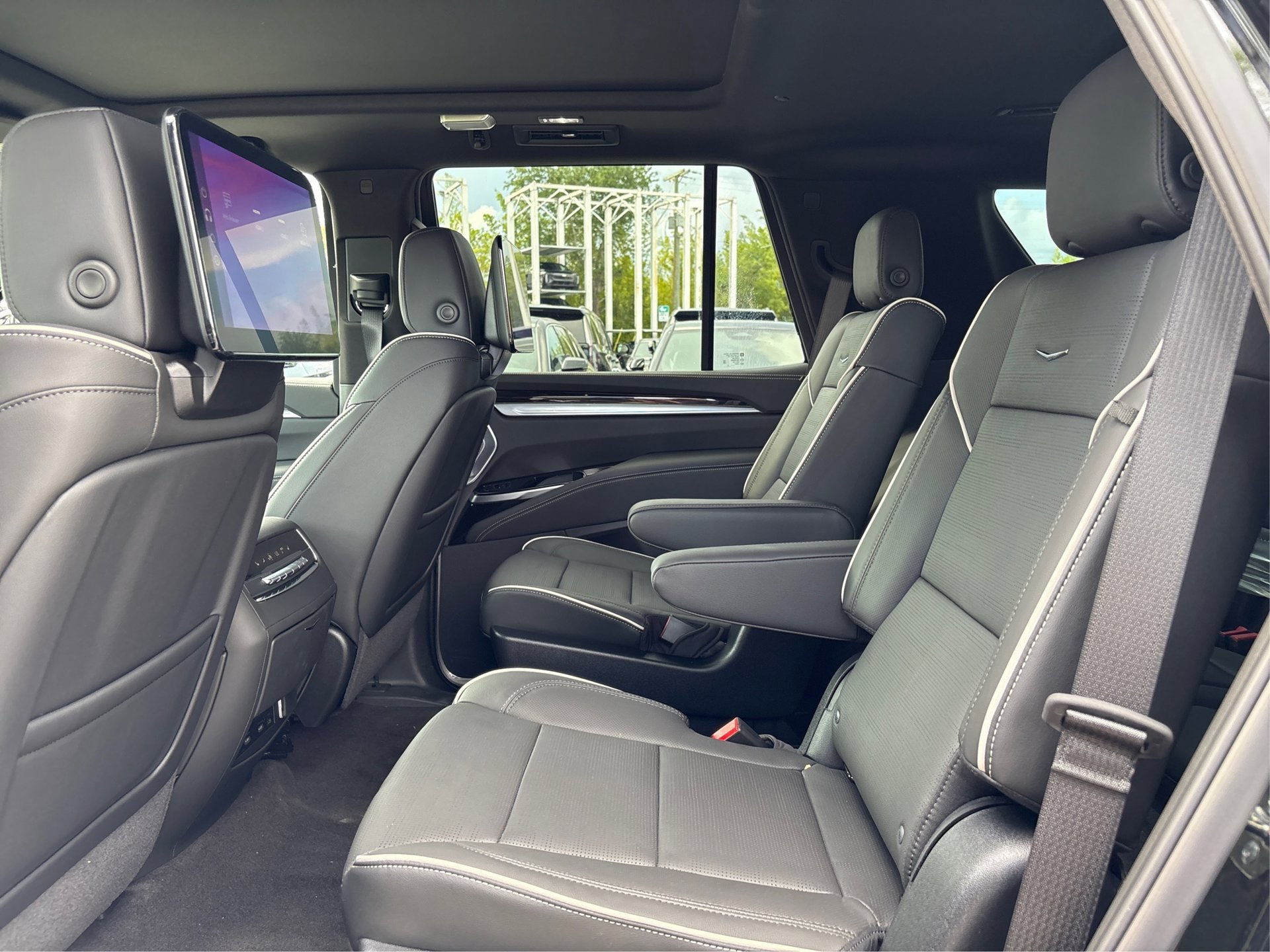New 2026 Cadillac Escalade Luxury w/ LPO, Radiant Package AWD/4WD image 10
