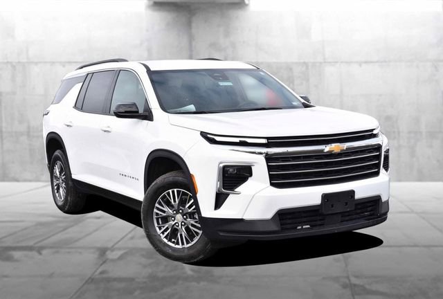 Used 2025 Chevrolet Traverse LT image 2