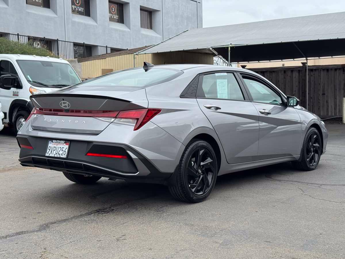 Used 2026 Hyundai Elantra Sport FWD image 5