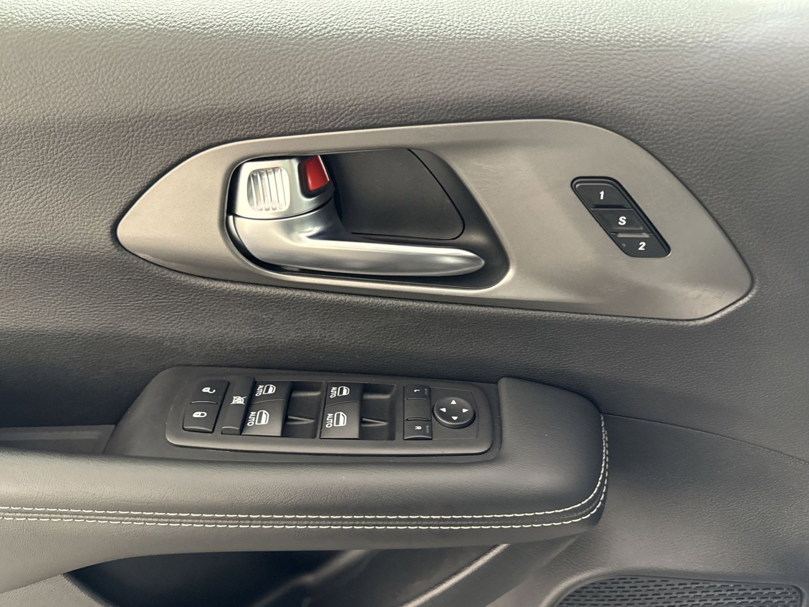 Used 2025 Chrysler Pacifica Select image 15