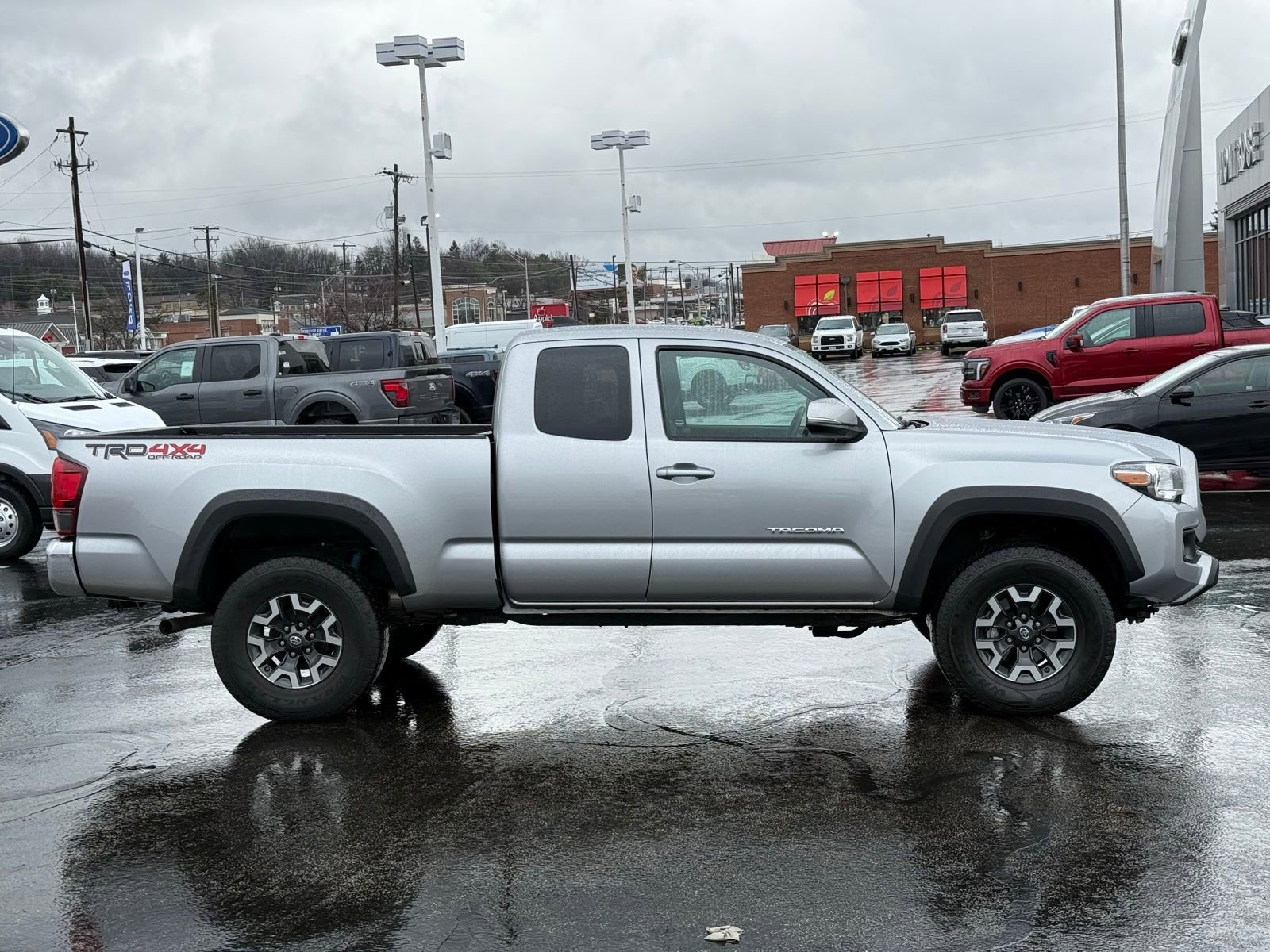 Used 2018 Toyota Tacoma TRD Off-Road image 2