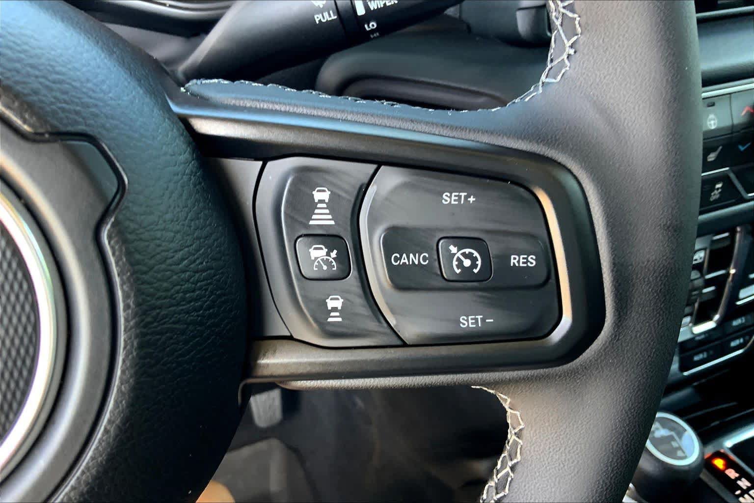 Used 2025 Jeep Gladiator Rubicon w/ Convenience Group AWD/4WD image 24