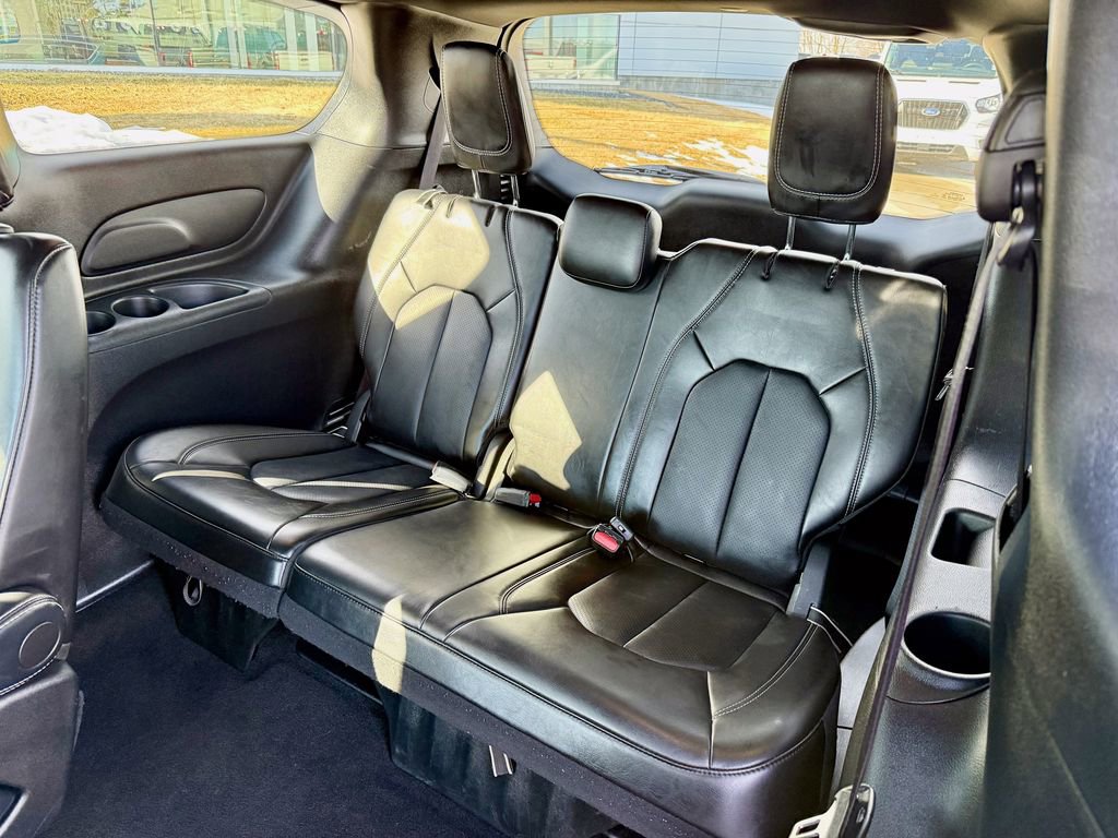 Used 2025 Chrysler Pacifica Select image 12