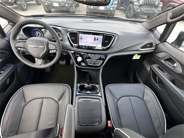 New 2026 Chrysler Pacifica Limited image 3